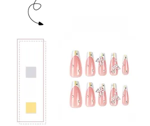 Détail de faux ongles ballerine dégradé nude avec papillon argenté 3D et petits strass