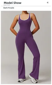 Details des tiefvioletten Yoga-Jumpsuits mit Schlag und weißen Seitenstreifen