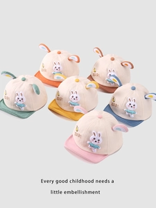 Detailsicht farbenfroher Baby-Baseballkappen aus Baumwolle mit süßen Hasen-Patches