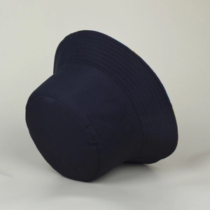 Détail des coutures renforcées sur le bord du chapeau cloche en toile de coton bleu marine