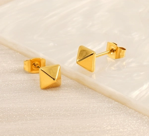 Vue détaillée de boucles d'oreilles pyramides en acier doré 18k avec finition miroir