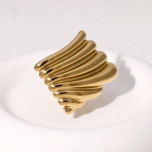 Moderno anello a croissant quadrato dorato con trama a onde lucida su vassoio bianco