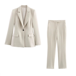 Completo da donna beige business casual con blazer e pantaloni dritti in tessuto