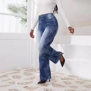 Détail du jean bleu taille haute à jambe large avec motif imprimé papillon sur tout le corps