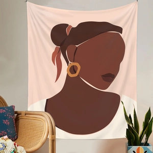 Abstrakter Wandteppich mit schwarzer Frau im Boho-Stil neben Pflanzen und Sessel