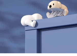 Dettaglio di paraspigoli animali in silicone cachi e bianco su un angolo di muro blu