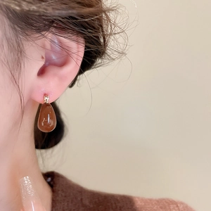 Boucles d'oreilles créoles ambrées en forme de goutte avec détails dorés pour femmes