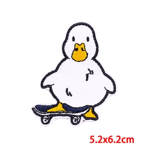 Geborduurde patch met witte eend op blauw skateboard voor kinderkleding, maat 5,2x6,2 cm