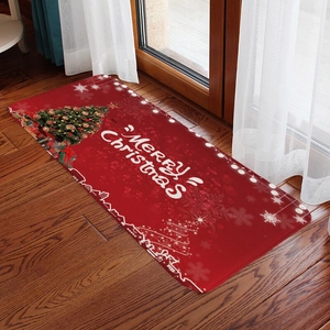 Paillasson de Noël rouge en flanelle avec lettrage Merry Christmas sur sol en bois