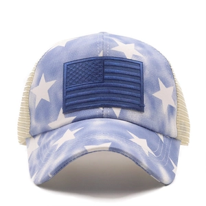 Détail du patch étoiles et rayures sur la casquette de baseball en maille respirante