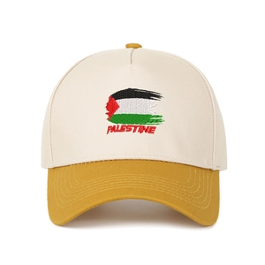 Vista frontale di un cappellino crema e giallo con ricamo della bandiera palestinese