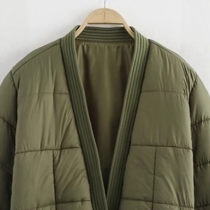 Übergroße gesteppte Baumwolljacke in Armeegrün mit klassischem V-Ausschnitt