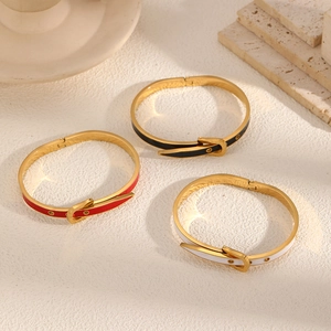 Bracelets dorés à boucle fer à cheval en rouge, noir et blanc au style minimaliste