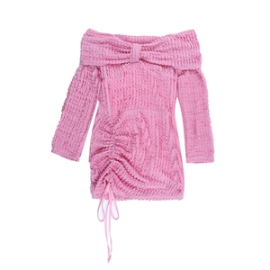 Détail de la robe rose à épaules dénudées avec texture gaufrée et cordon de serrage