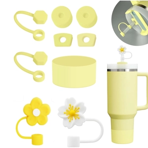 Set di accessori in silicone per bicchieri con coperture per cannucce e base protettiva.