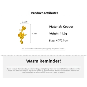 Spécifications des boucles d'oreilles fleur dorée avec taille 4.7x2.1cm et poids 14.7g