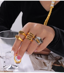 Nahaufnahme von Vintage Gold Titan Ring Set mit geometrischem Tigerauge Stein Inlay