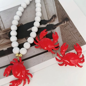 Collana con ciondolo a granchio rosso e perle bianche per le vacanze estive al mare
