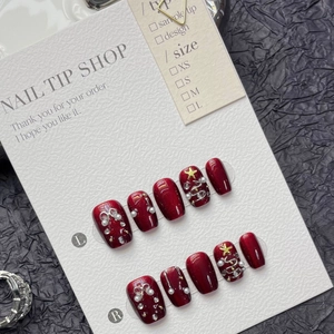 Unghie natalizie fatte a mano bordeaux con perle, stelle e motivi ad albero eleganti