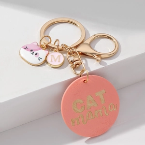 Détail du porte-clés CAT MAMA en bois avec breloque chat rose et fermoir doré chic
