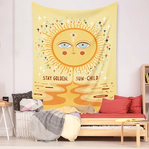 Dettaglio arazzo bohémien giallo con scritta Stay Golden per decorazione murale