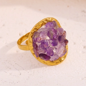 Dettaglio anello aperto placcato oro 18K con pietre viola tritate e trama martellata
