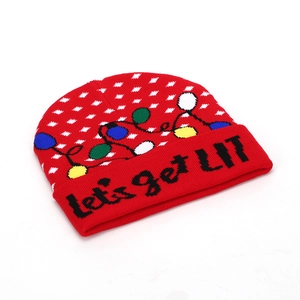 Dettaglio del berretto natalizio rosso in maglia con lampadine e scritta 'let's get LIT'