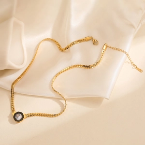 Collana a serpente placcata oro 18K con ciondolo esagonale in smalto nero e zircone