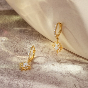 Gros plan détaillé de boucles d'oreilles huggie en argent S925 doré avec pendentifs opale