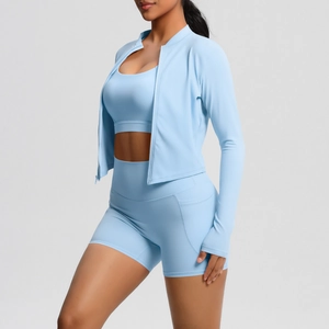 Vue détaillée d'un ensemble de yoga bleu clair avec veste zippée, brassière et short à poches