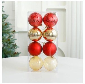 Détail de 8 boules de Noël en rouge, or et champagne dans une boîte transparente