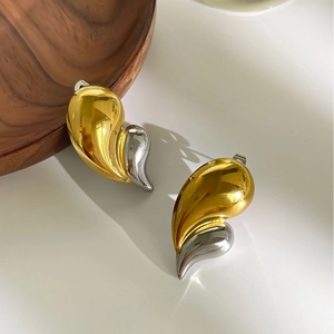 Boucles d'oreilles gouttes en acier titane poli avec design contrasté or et argent