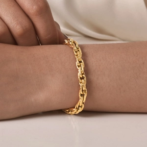 Dettaglio del bracciale a catena in acciaio inossidabile placcato oro 18k al polso