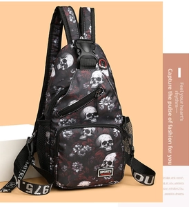 Detailansicht der Brusttasche mit Totenkopf-Print und verstellbarem Schultergurt