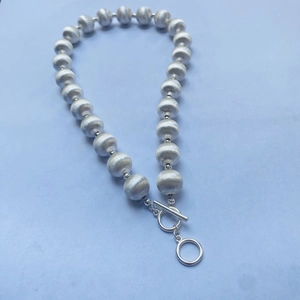 Détail du collier à perles brossées argentées avec fermoir à bascule en T classique