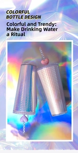 Dettaglio di bicchieri diamantati sfumati laser con decorazioni di cannuccia a cuore