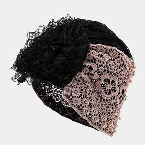 Vintage-Spitzentuchmütze mit schwarzer Chiffonblume und rosa Perlen auf leichtem Netz