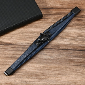 Detail eines mehrlagigen blauen Lederarmbands mit Schildkröte und Magnetverschluss