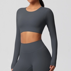 Haut de sport gris foncé à manches longues avec coussinets et pantalon de yoga taille haute
