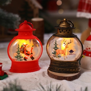Vista dettagliata delle lanterne di Natale vintage con motivi di Babbo Natale e luce LED