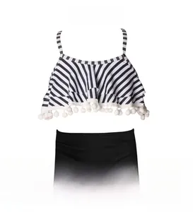 Details von Mädchen Bikini-Set mit schwarz-weiß gestreiften Rüschen und Bommelsaum