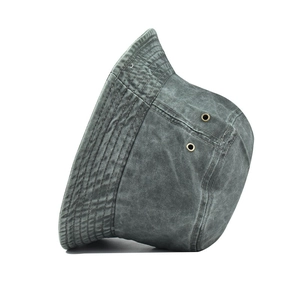 Dettaglio del cappello pescatore in cotone lavato con occhielli e cuciture rinforzate