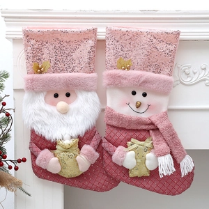 Weihnachtsstrümpfe-Set mit Pailletten-Bündchen und Plüschfiguren von Weihnachtsmann und Schneemann