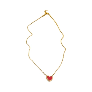 Collier élégant en or avec pendentif cœur rouge et détails de bordure perlée