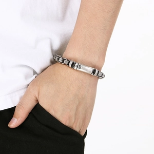Détail du bracelet chaîne carrée argenté vintage porté au poignet pour un style rétro