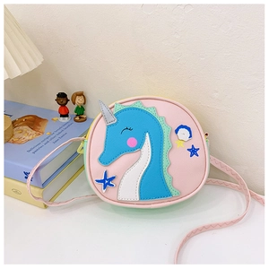 Détail du sac bandoulière rose hippocampe avec broderie licorne et texture en similicuir