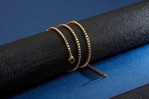 Detail einer goldenen Edelstahl-Boxkette-Halskette mit Karabinerverschluss auf dem Ständer