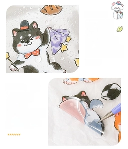 Vue macro des autocollants PET imperméables avec chiens mignons et support adhésif clair