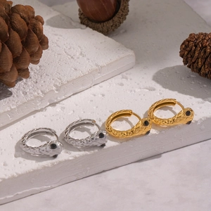 Minimalistische Schlangen-Ohrringe in Gold und Silber mit schwarzen Strassaugen