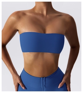 Nahaufnahme des royalblauen nahtlosen Sport-BHs mit hochdehnbarem, mattem Finish